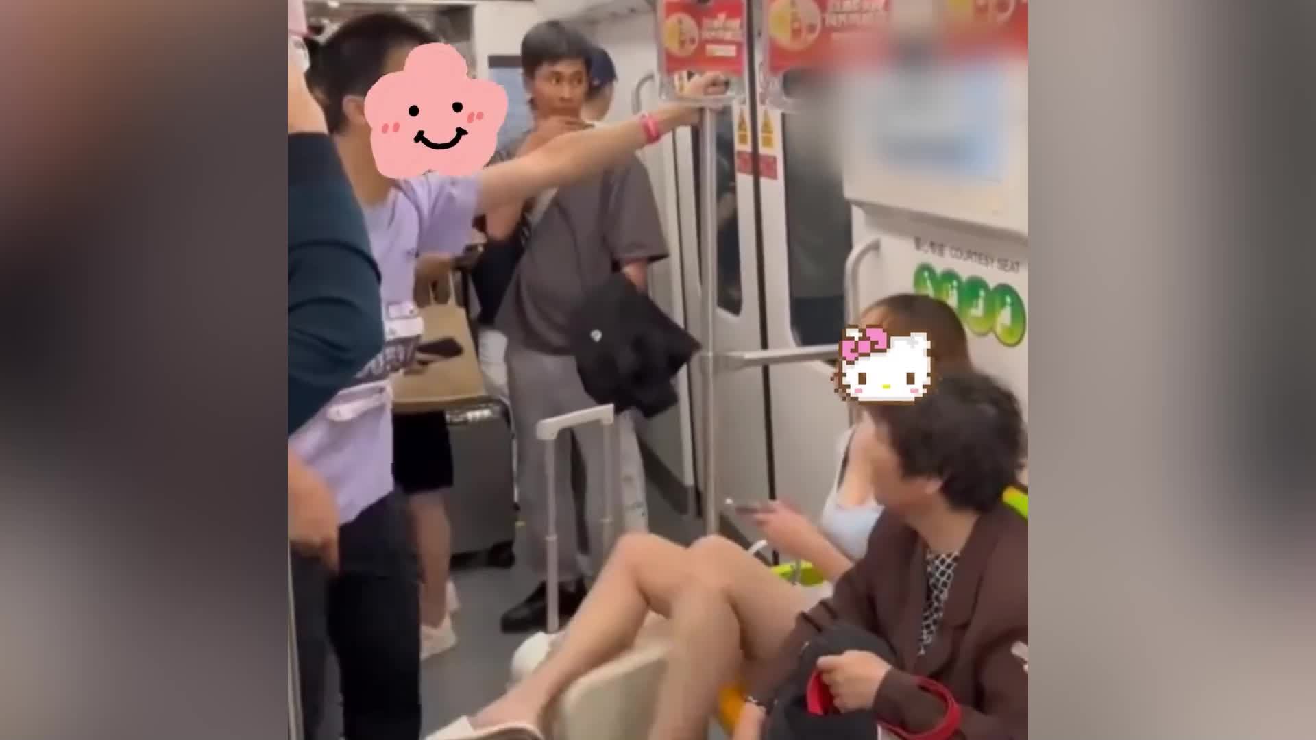 上海地铁两人激烈争执，女子多次踢踹并追打男子，站长：警方已经处理