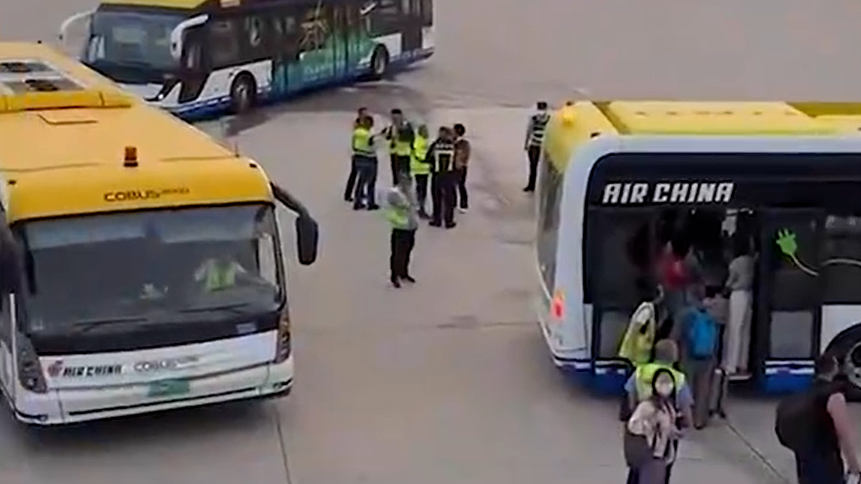 北京首都机场一美联航客机起飞时紧急刹停，旅客：不会再乘坐该司航班