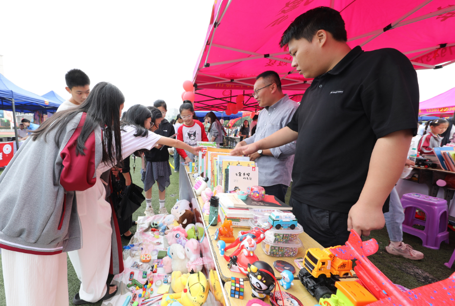 江西东乡：爱心义卖 传递温暖（图）