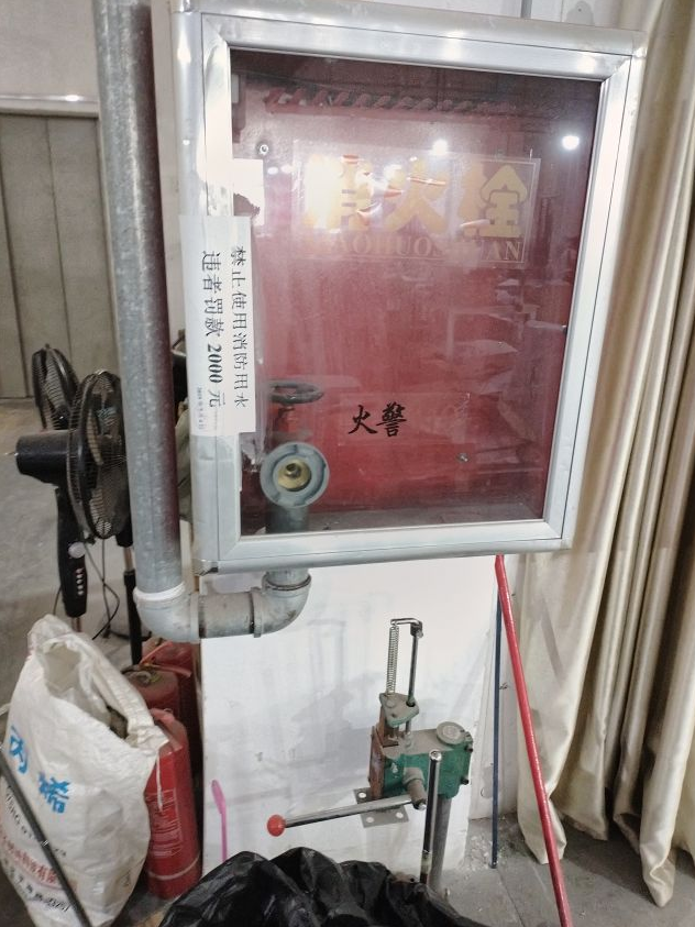 消防栓里没水带 南昌青山湖区博涵服装创意园一楼栋安全隐患大