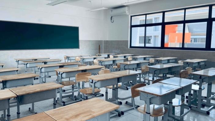 老师迟到1分钟被认定教学事故，合理吗？评论区吵翻了