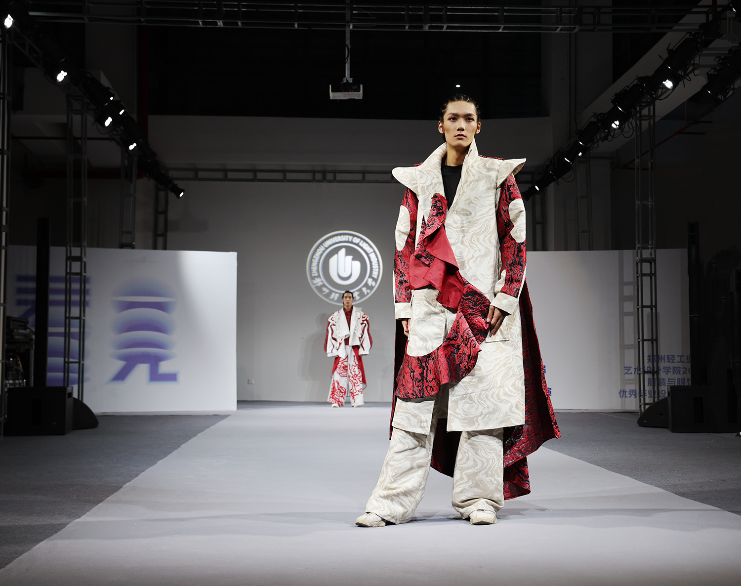 传统与潮流共舞！郑州轻工业大学2025届服装设计毕业大秀璀璨启幕