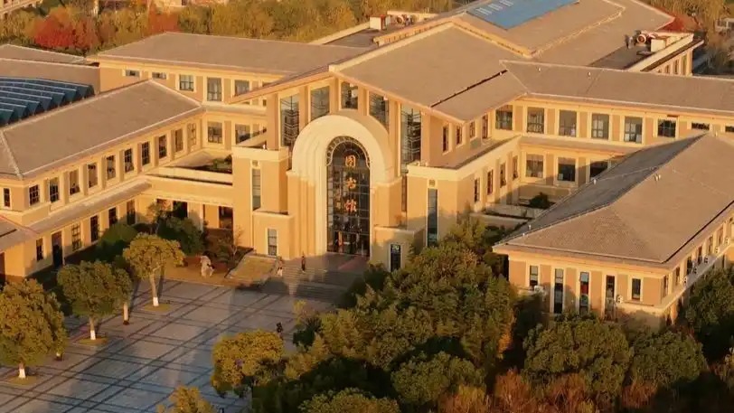 男生偷拍骑车女生裙底并传播，上海政法学院回应