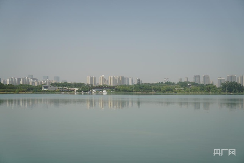 龙湖金融中心供冷供热项目使用后的再生水还可继续用于生态景观补水等方向（央广网记者 夏莎 摄）