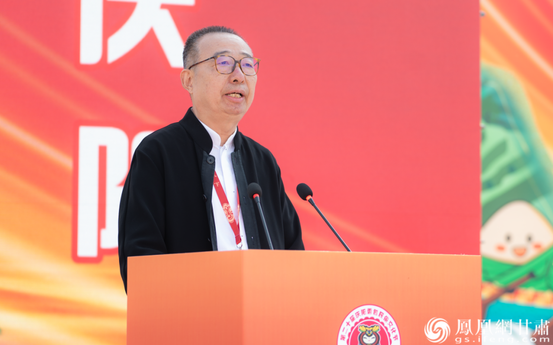 中国文联副主席、中国民间文艺家协会主席潘鲁生宣布第二十届庆阳香包民俗文化节开幕　张修毅　摄