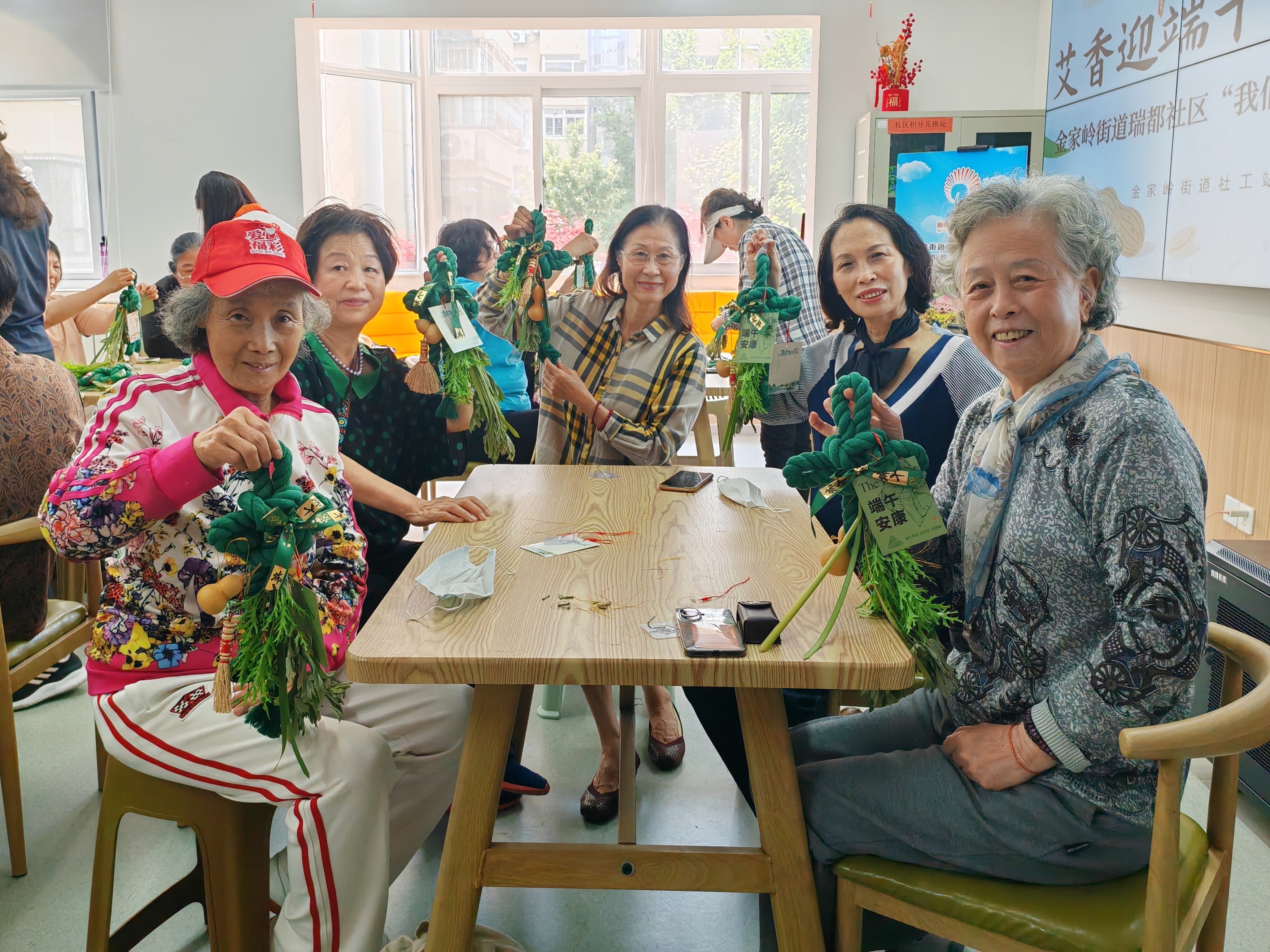 巧手编艾韵，邻里粽情浓！瑞都社区端午活动共绘文化温情画卷