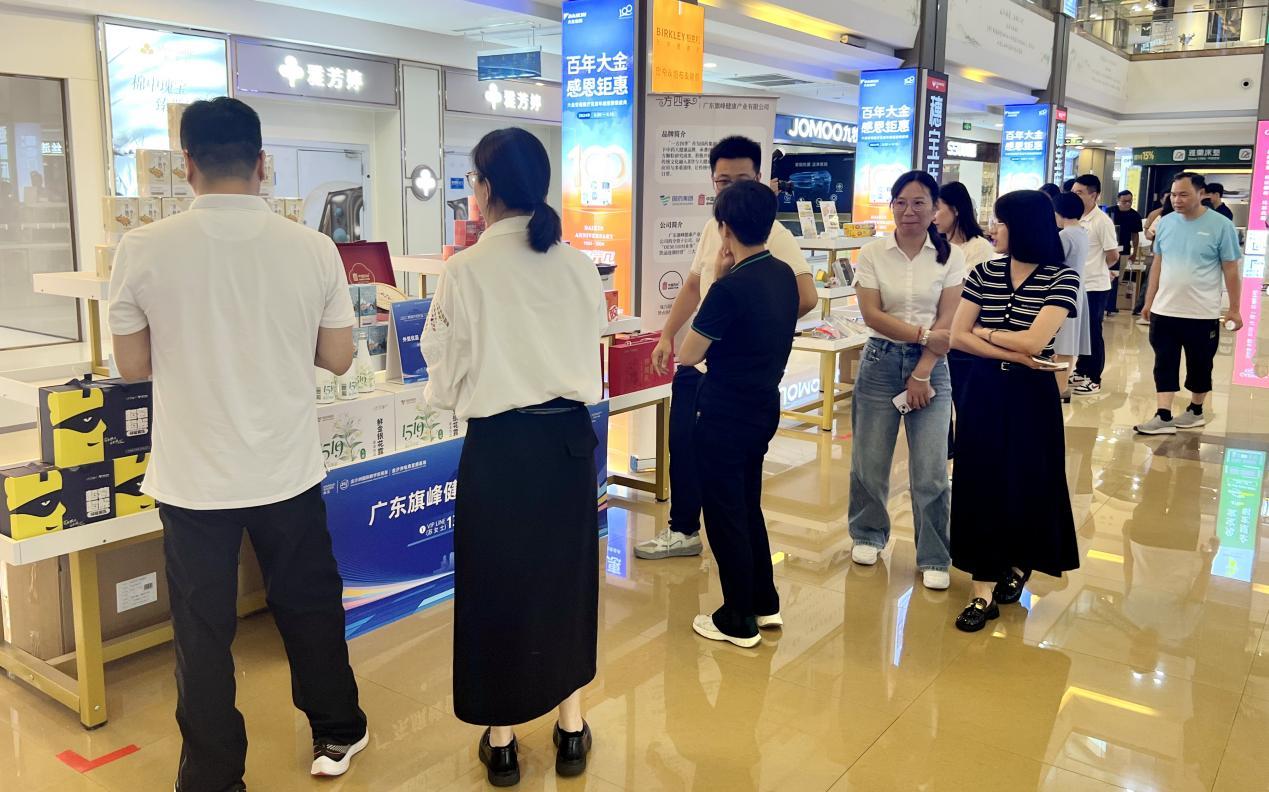 市民在“外贸优品 悦购佛山”南海展区体验优质产品。