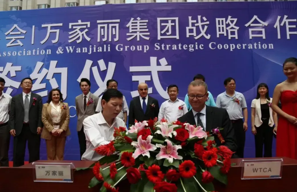 ▲黄志明董事长与世贸中心协会CEO执行总裁埃里克达尔签订合作协议。