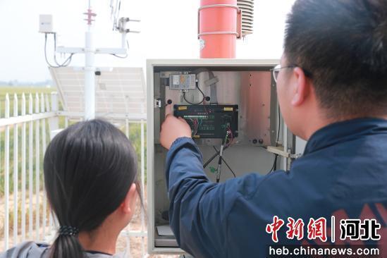 工作人员查看数据采集器运行情况。 吴潇 摄