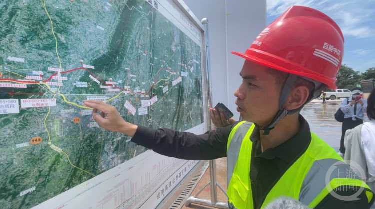 箕山隧道现场负责人介绍工程进展情况。