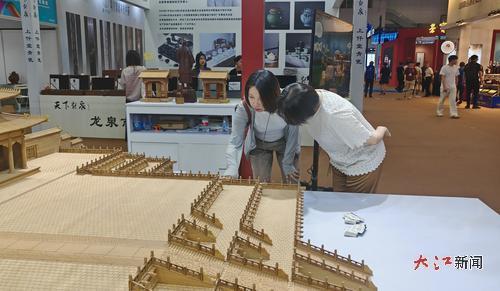 游客參觀(guān)“樣式雷”北京城中軸線(xiàn)故宮三大殿建筑結(jié)構(gòu)模型
