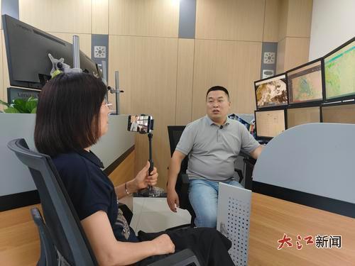 孟明华在录制气象短视频。