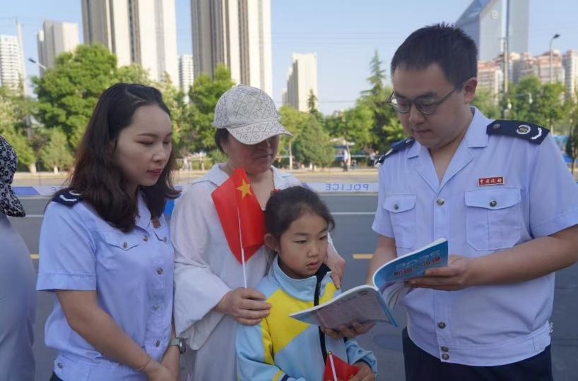 兰州经济技术开发区税务干部为现场观众宣传税收政策