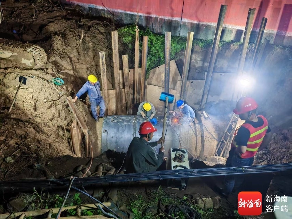 抢修人员连夜抢修。海口市水务集团供图