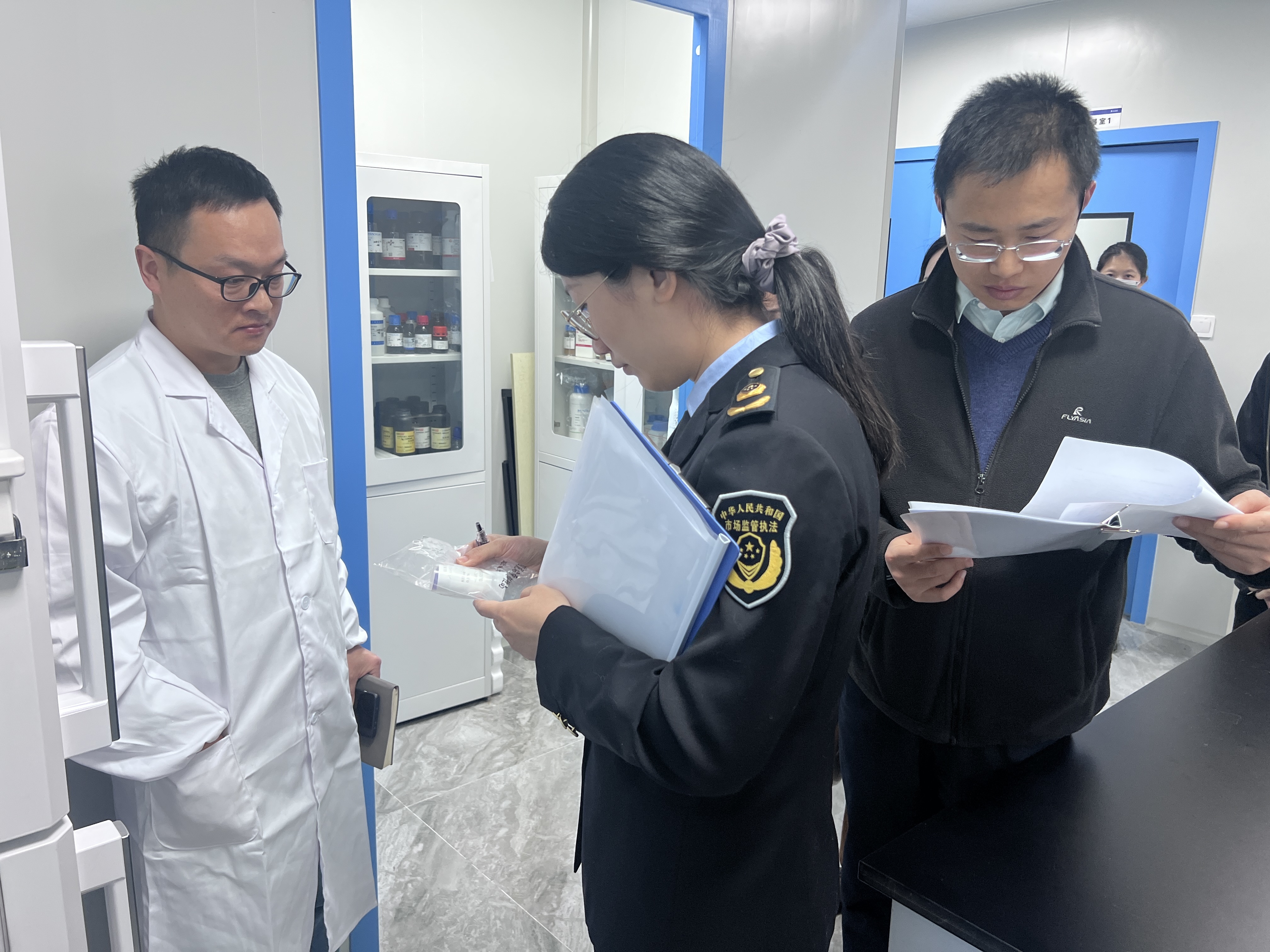 图：联合推进工作组对“白名单”物品使用情况开展联合检查 （黄埔区宣 供图）