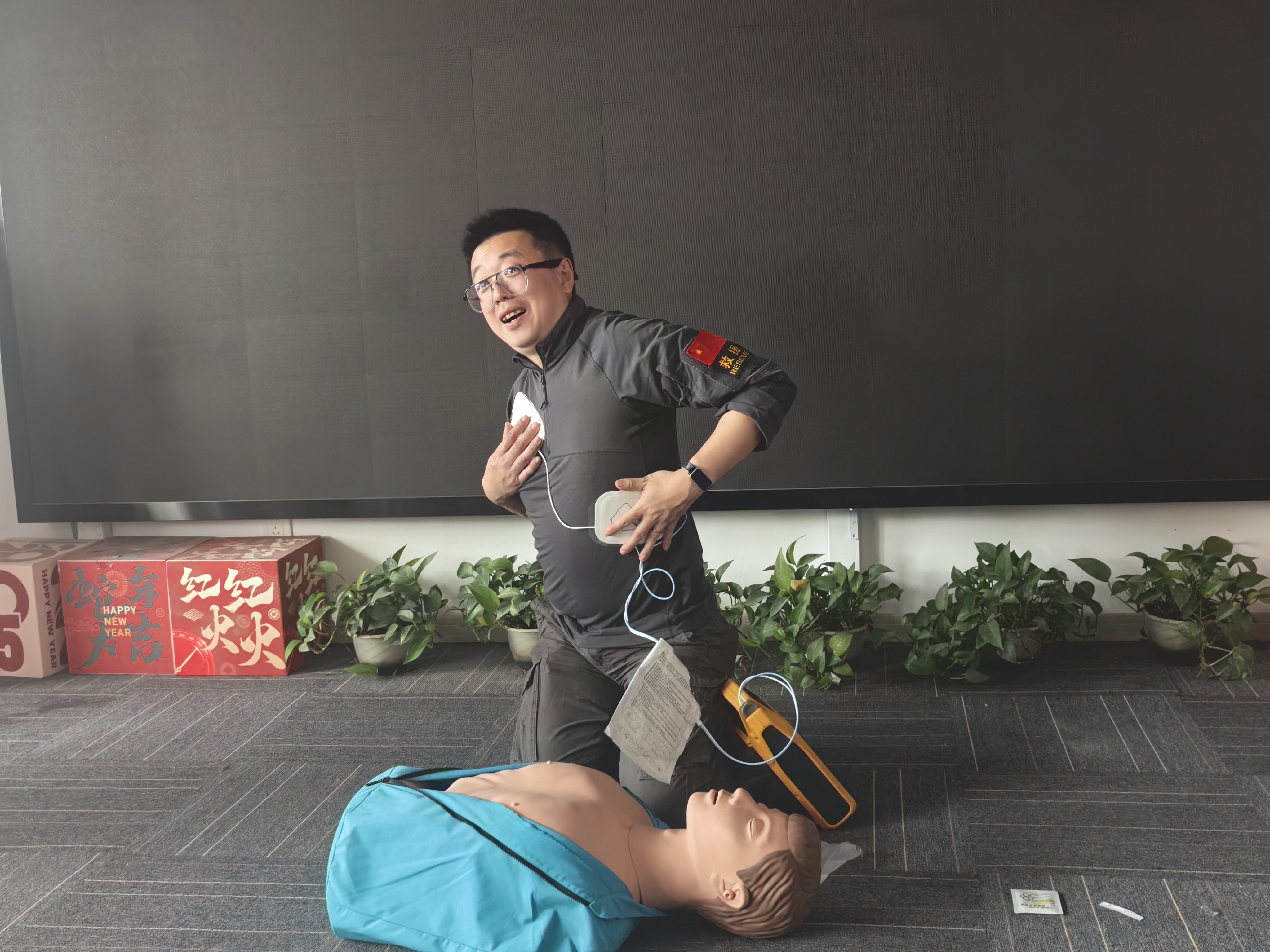 青岛蓝丝带家长互助会开展红十字急救培训 为生命安全筑牢防护网