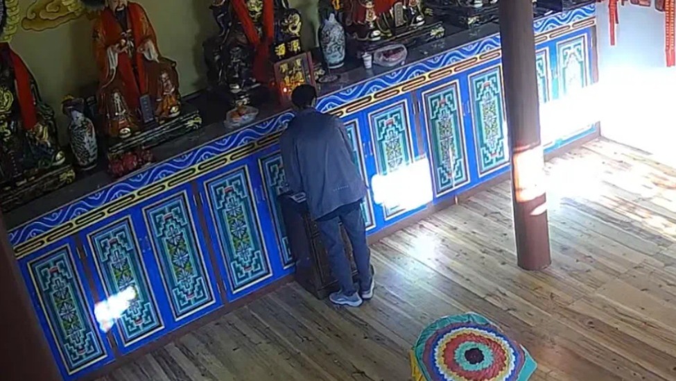 男子在寺庙跪拜财神后盗窃功德箱，被警方拘留