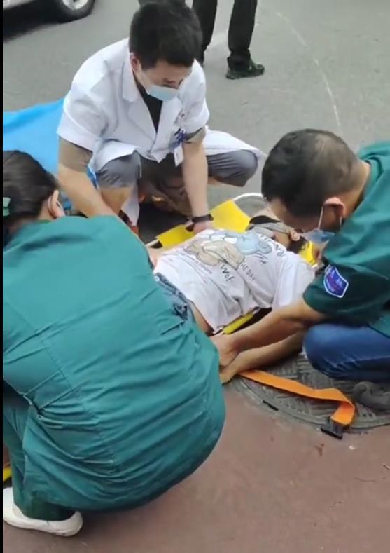 王先生在现场接受抢救 (视频截图)