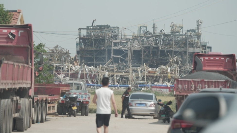 实探高密化工厂爆炸事故：700米外民房墙体现裂痕，医护人员建议其他患者错峰治疗
