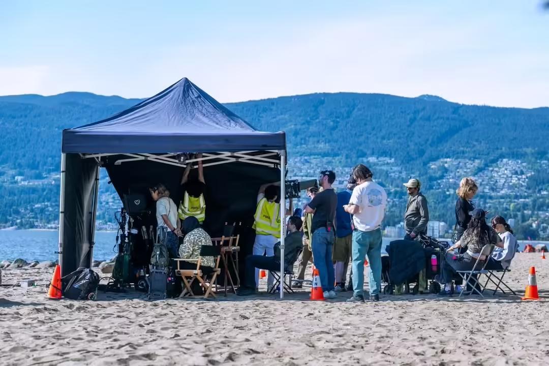 谷歌Pixel 10拍摄现场曝光,手机外观延续前代设计