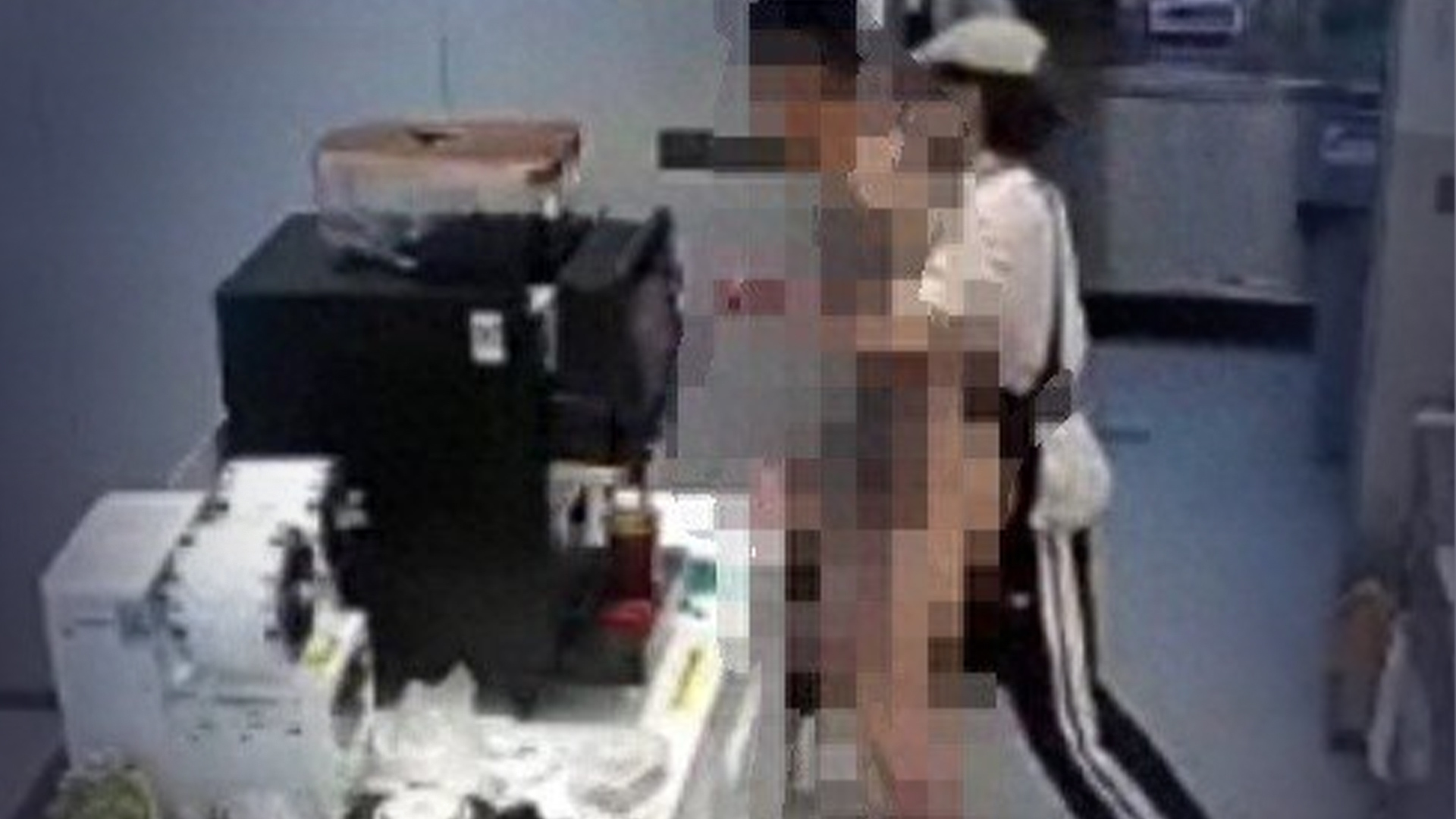 广东一男子裸体持刀闯入奶茶店被店员制服，四名店员均被授予奖金