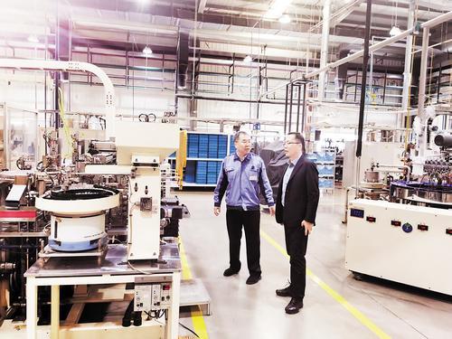 日前，献县经济开发区负责人（右）到包联企业来福汽车照明集团沧州有限公司走访，了解企业生产经营情况，协调解决企业生产经营中遇到的问题。 胡宇婷摄