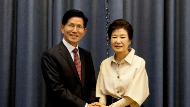 韩国国民力量党“病急乱投医”，拉朴槿惠出来给金文洙站台