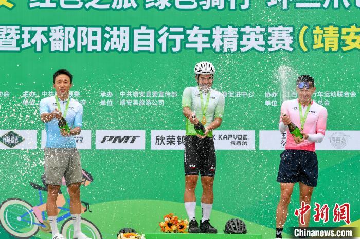 5月25日，来自美利达诺飞客车队的选手彭源堂以2小时33分28秒的成绩获得本次比赛男子精英组冠军。靖安县融媒体中心 供图