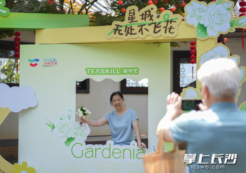 两位游客在天心阁打卡拍照。