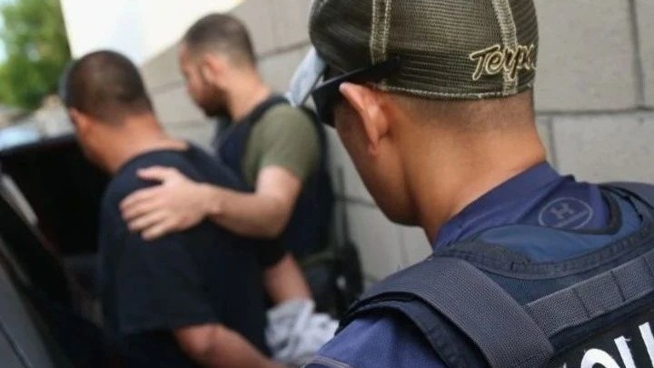 “庭内求庇护，庭外上囚车”！移民法庭成ICE抓捕现场，神秘车辆“全天蹲守”