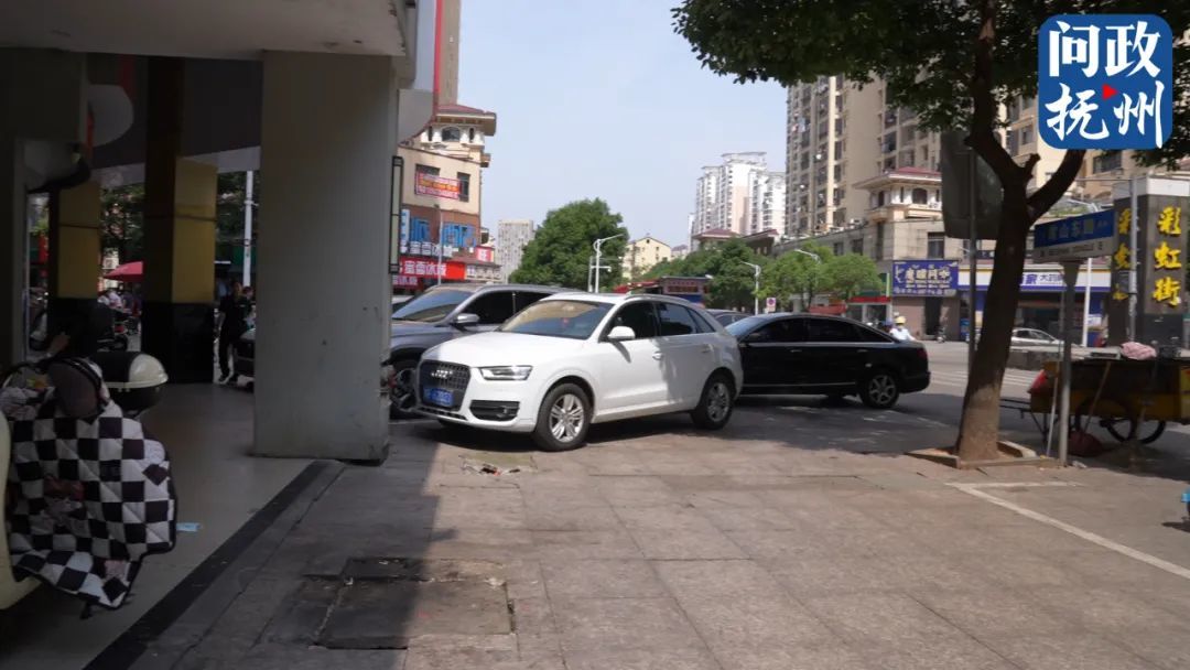 ▲部分路面地砖坑洼不平