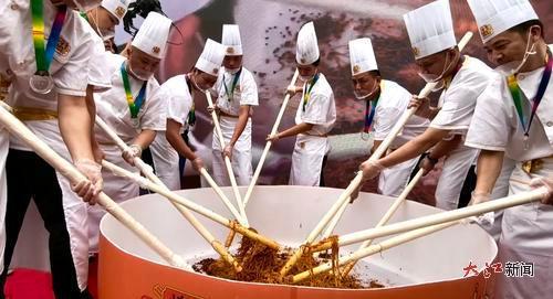 11名“赣味星厨”正在拌粉。