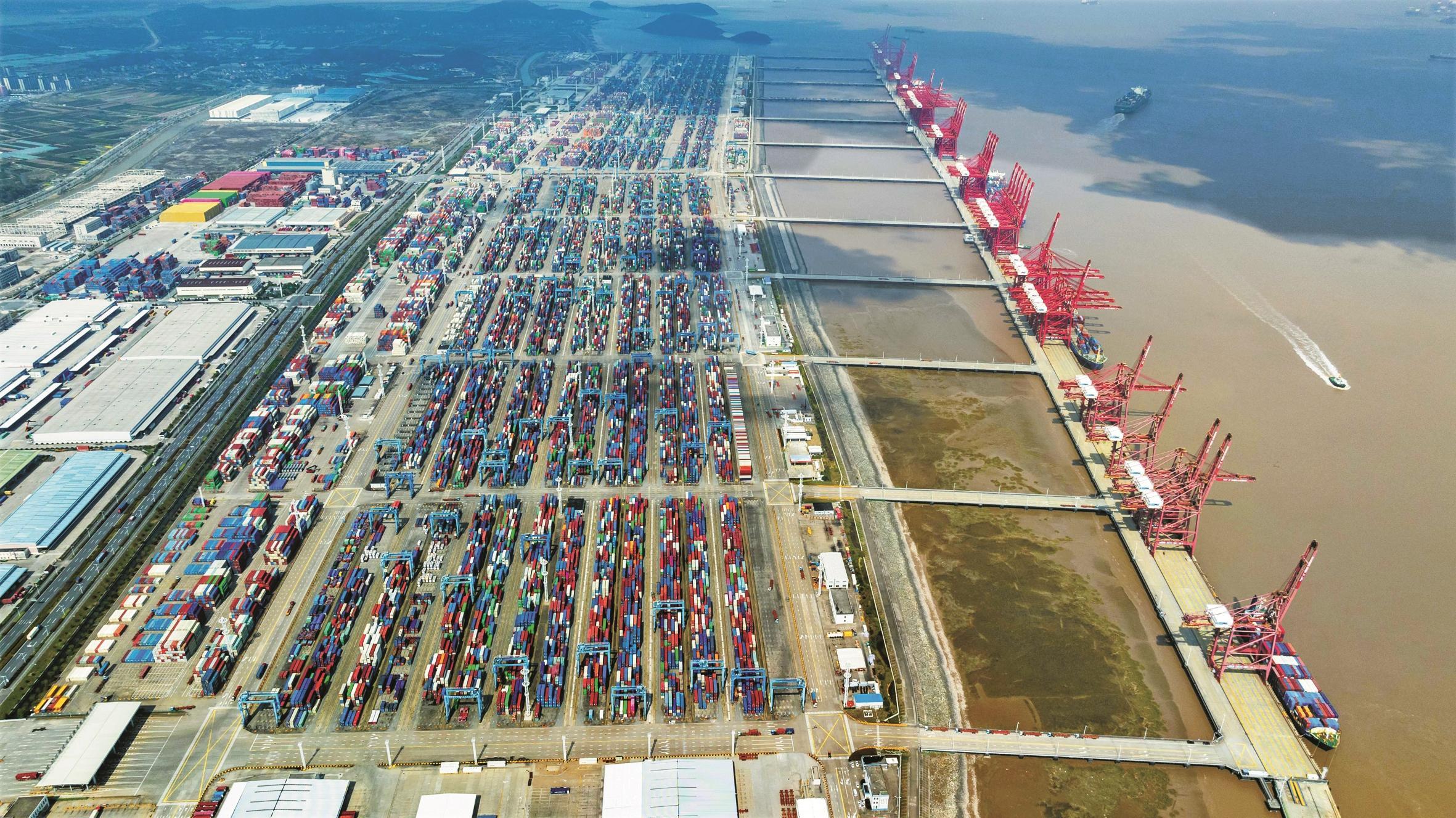 宁波舟山港梅山港区的智慧日常,让主持人撒贝宁直呼魔幻:"今天的码头