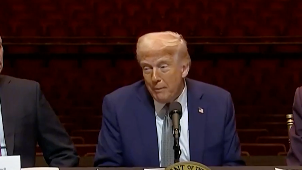 不到24小时，美国法院让步了，恢复特朗普关税政策，白宫宣告胜利