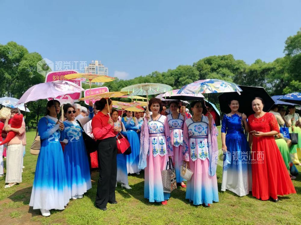 5月26日清晨，江西省萍乡市鹅湖公园热闹非凡，2025 首届 “幸福之家金婚点亮社会” 主题活动在此温馨启幕。