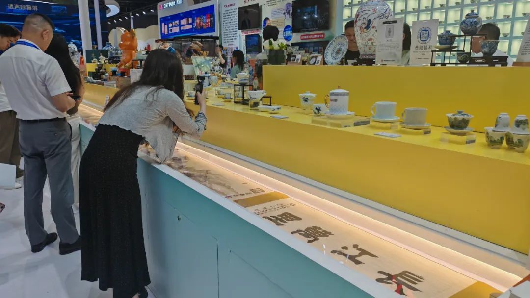 ▲长达8米的夏布绣巨制《长江万里图》