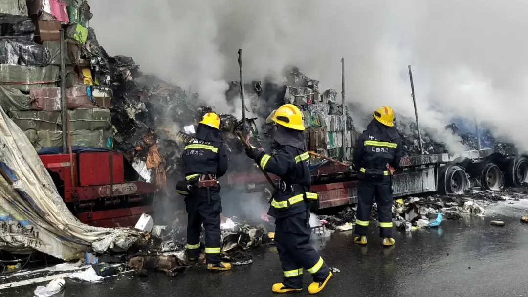 你的快递可能被烧了!瑞昌境内一快递车在高速上起火(图)