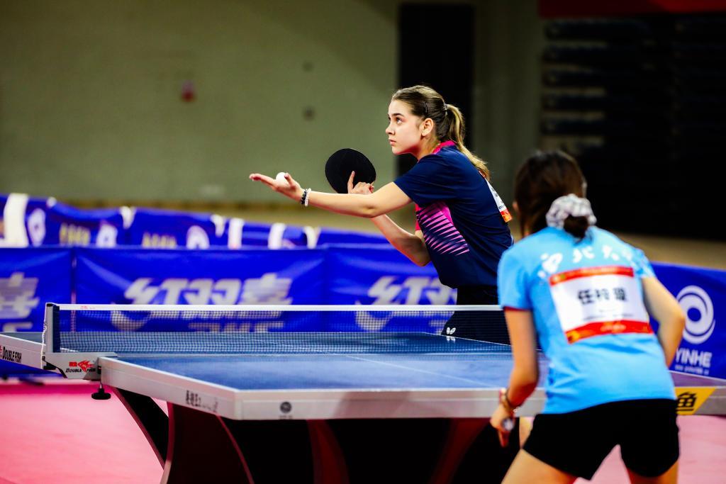 中外运动员在本次训练营中对垒。西安体育学院供图