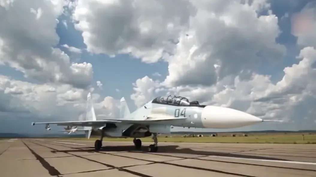 海湾战争后，中国引进苏-27战机，改称歼-11，解放军战机迈入第三代的门槛