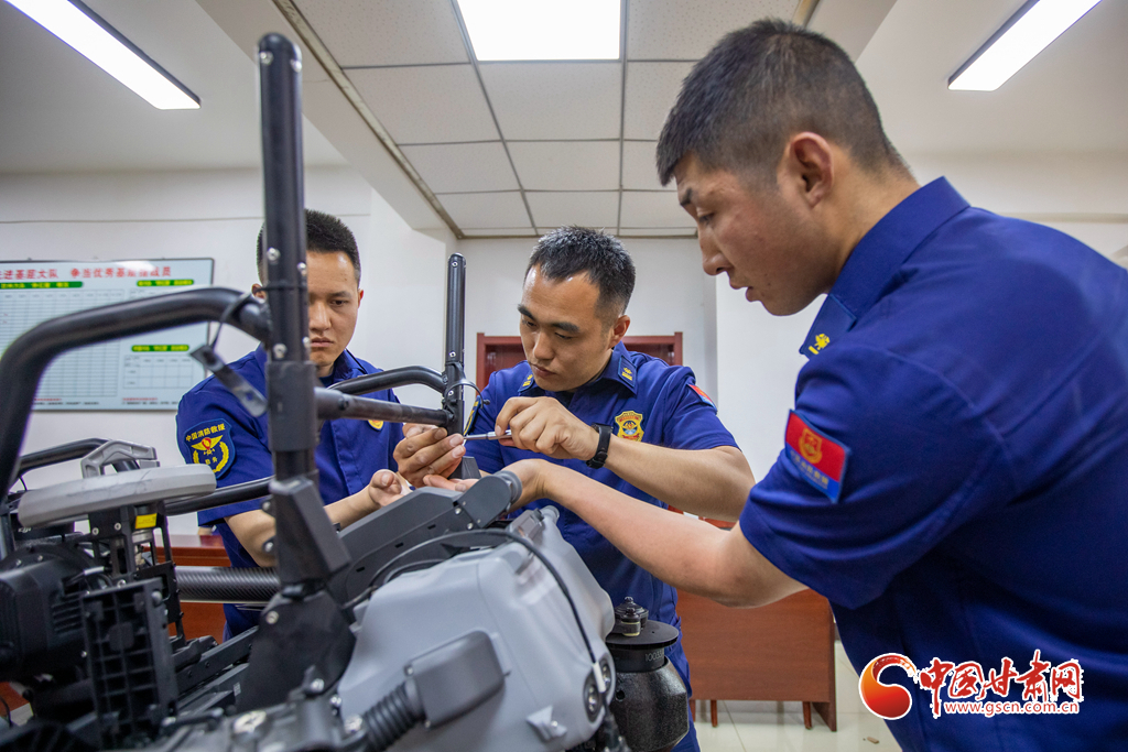 教练员带领培训队员排除无人机故障