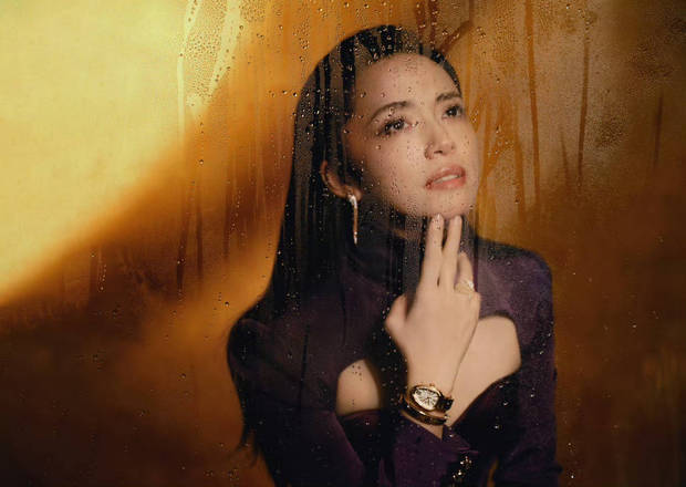 姚晨侧颜精致,脸型流畅。