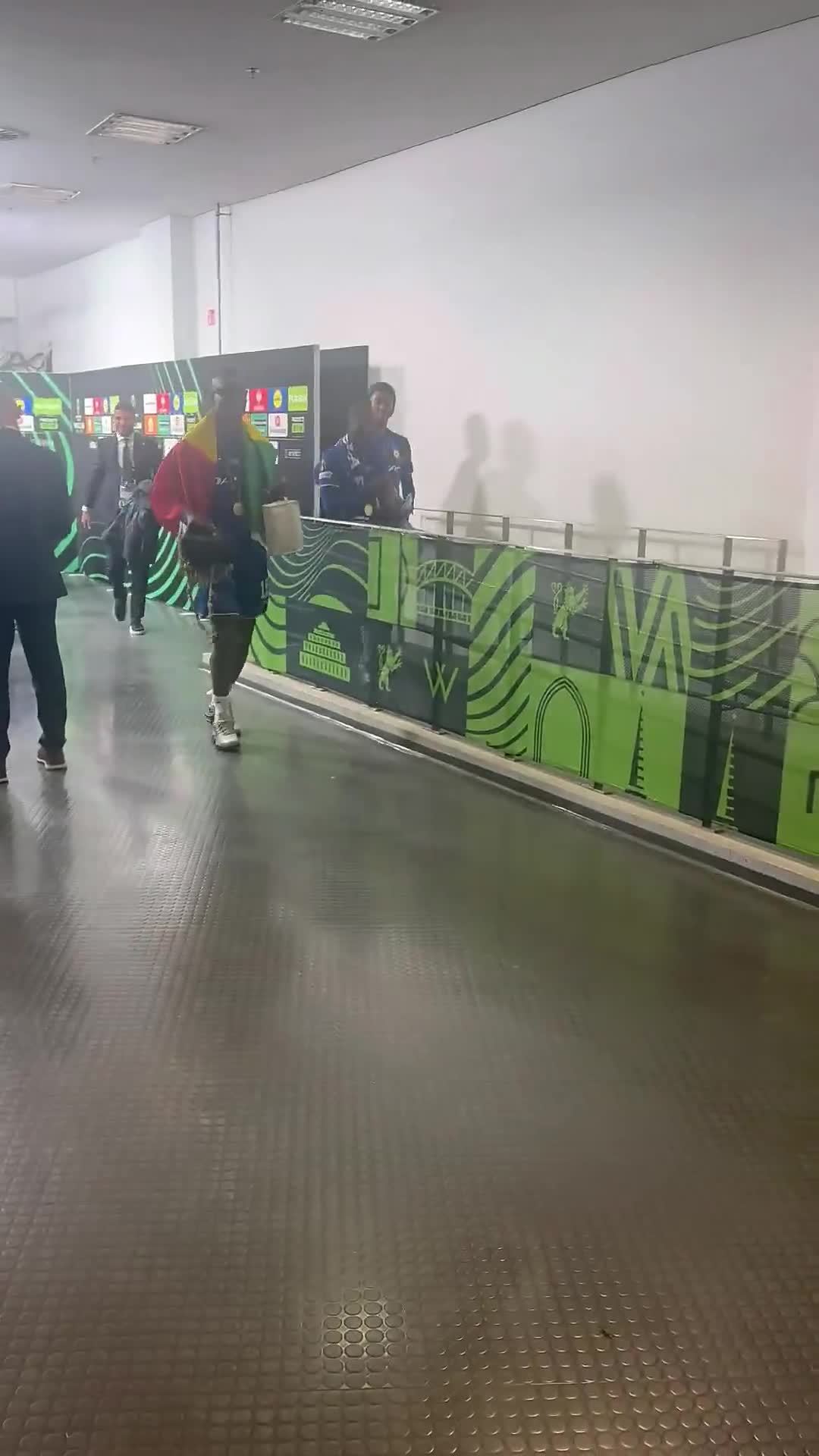 精神小伙！雅克松赛后身披塞内加尔国旗伴随音乐手舞足蹈