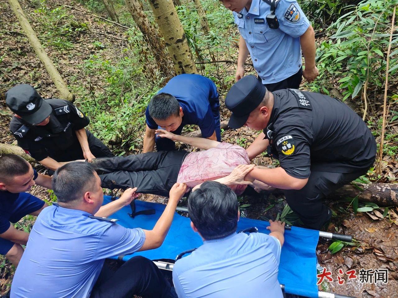 搜救人员将老人抬上担架