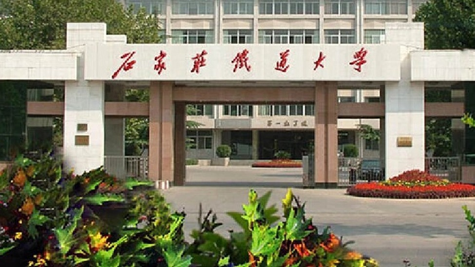 石家庄一高校学生称直播被书记殴打，校方回应：老师没有动手