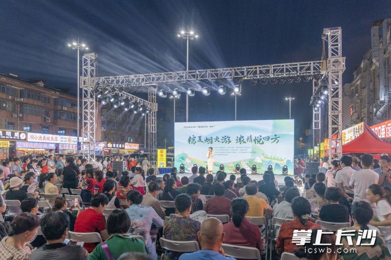 在“网红夜市”开福区四方商贸城,上千市民、游客共赴一场传统与潮流、文艺范与烟火气交融的文化盛宴。均为全媒体记者周数邑、易亿摄
