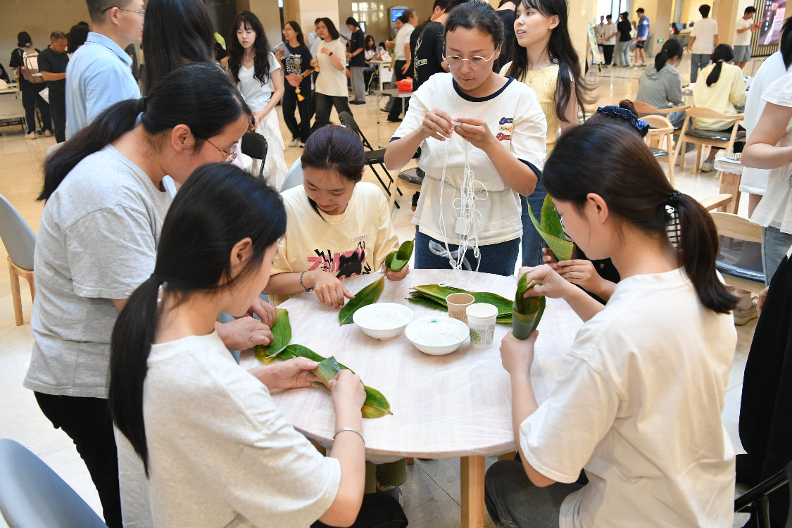 江西中医药大学举办“粽享端午&middot;情满江中”端午民俗文化体验集市活动
