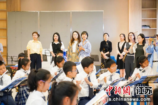图片说明：学生器乐表演。 南京江北新区教育和社会保障局供图