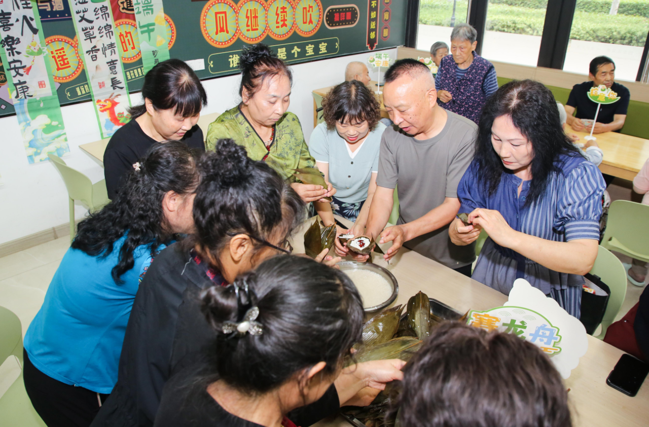居民们一起包粽子（西安浐灞国际港供图）