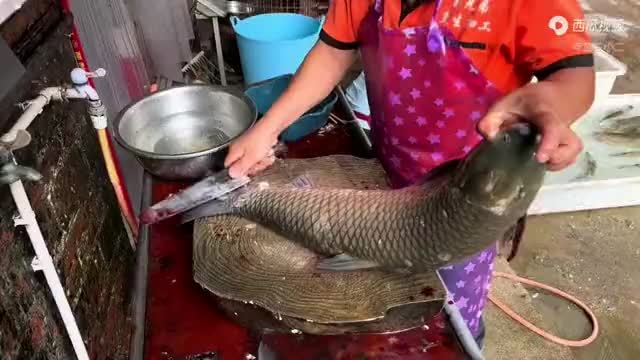 横县人真会吃，11斤大草鱼不煮不炸直接生吃，味道鲜甜又爽口