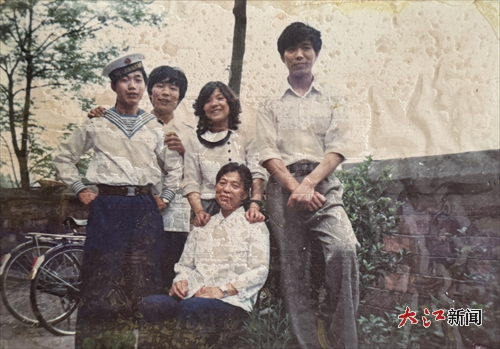 罗伟勋、罗华萍、罗丽萍、罗长萍（从左往右）兄妹4人和母亲的合影